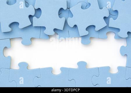 Quattro pezzi blu del puzzle che rivelano uno sfondo bianco. Business, concetto di soluzione per il lavoro di squadra. Copia spazio Foto Stock