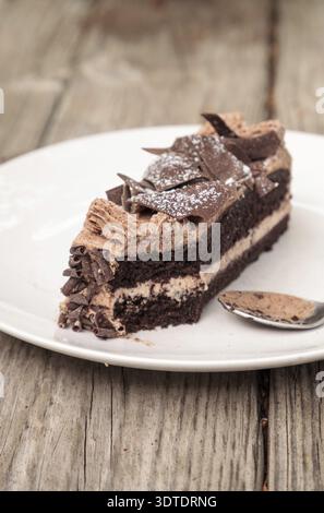 Torta al cioccolato diavoli umidi chiamata torta parigina con una mousse di cioccolato glassata e scaglie di cioccolato fondente Foto Stock