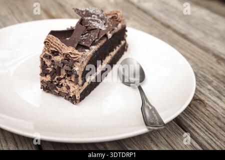 Torta al cioccolato diavoli umidi chiamata torta parigina con una mousse di cioccolato glassata e scaglie di cioccolato fondente Foto Stock