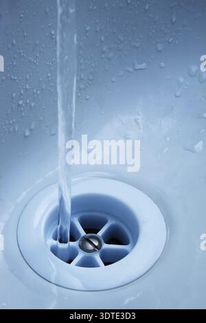 Flusso di acqua pura che scorre nello scarico dell'acqua Foto Stock