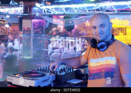 DJ maschile è l'acronimo di un nightclub interno con telecomando Foto Stock