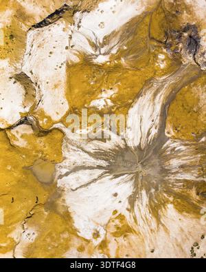 Vista dall'alto verso il basso delle formazioni vulcaniche naturali di fango nella riserva naturale di Chachuna, Georgia Foto Stock