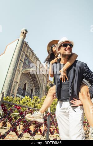 Una coppia allegra di viaggiatori che si divertono mentre si divertono in città Foto Stock