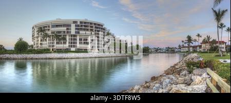 Cielo di tramonto e nuvole sopra i medici passano vicino fiume Lowdermilk Beach in Naples, Florida Foto Stock