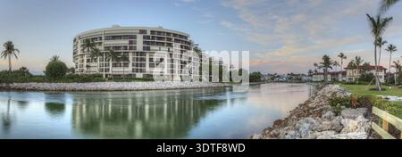 Cielo di tramonto e nuvole sopra i medici passano vicino fiume Lowdermilk Beach in Naples, Florida Foto Stock