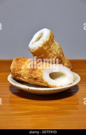 Chikuwa acquistato in un supermercato di Tokyo, Giappone Foto Stock