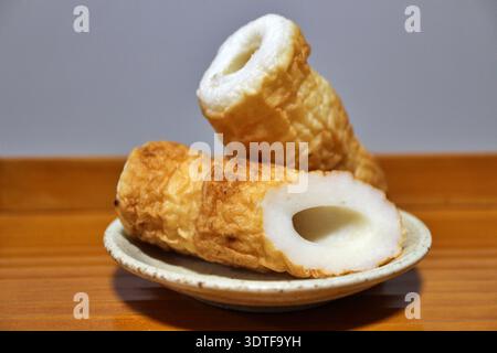 Chikuwa acquistato in un supermercato di Tokyo, Giappone Foto Stock