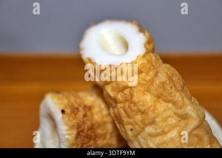 Chikuwa acquistato in un supermercato di Tokyo, Giappone Foto Stock
