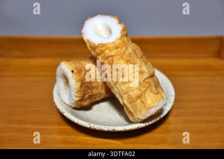 Chikuwa acquistato in un supermercato di Tokyo, Giappone Foto Stock