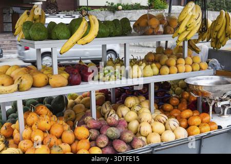 Frutta tropicale in un mercato di strada Foto Stock