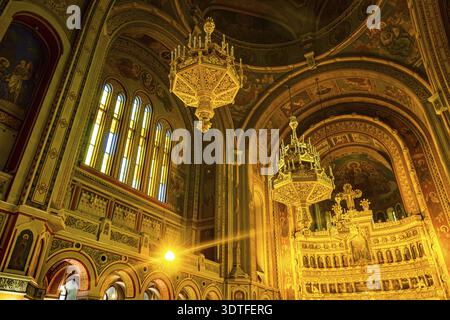 Vista dal mantice dei lampadari dorati appesi sul soffitto, all'interno della vecchia cattedrale ortodossa di Timisoara, Romania Foto Stock