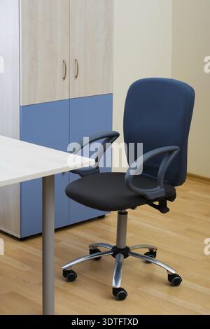 Tavolo e sedie e libreria a un ufficio moderno Foto Stock