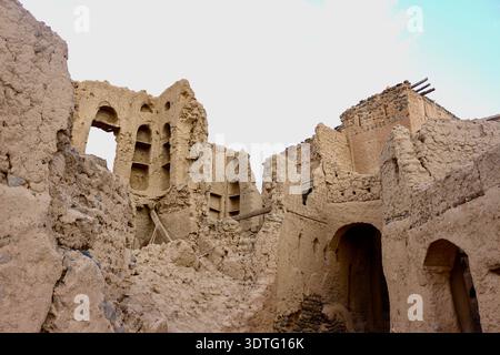 Splendida vista su vecchi edifici e vicoli tradizionali in uno dei wilayat dell'Oman. Foto Stock