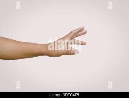 Un braccio e una mano umani che si avvicinano su uno sfondo bianco Foto Stock