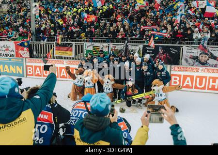 Ruhpolding, Germania, Biathlon World Cup Women's Sprint: Lou Jeanmonnot (fra) festeggia con la sua squadra davanti agli stand pieni di tifosi. Foto Stock