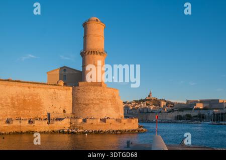 Fort Saint Jean e Faro di Marsiglia al tramonto Foto Stock
