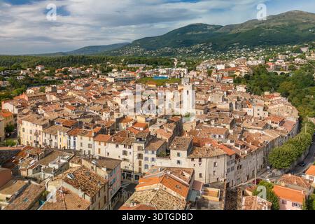 Vista aerea della città vecchia di Vence e delle montagne circostanti in Provenza Foto Stock