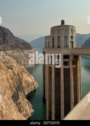 Torre di aspirazione dell'acqua nel lago Mead presso la diga di Hoover con basso livello dell'acqua e costa esposta del canyon, confine tra Nevada e Arizona, Stati Uniti. Foto Stock
