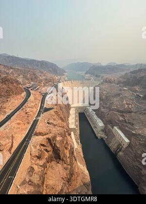 Vista aerea della diga di Hoover e del fiume Colorado che scorre attraverso il Black Canyon, con il lago Mead visibile a monte sul confine tra Nevada e Arizona, Stati Uniti Foto Stock