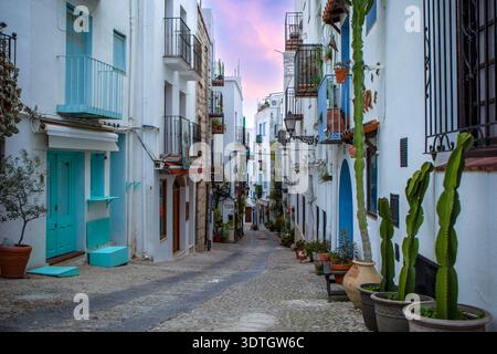 Strada nel centro città di Peñiscola, Castellon, Valencia, Spagna Foto Stock