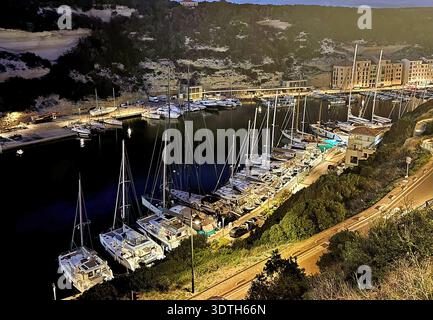 Porto e centro città di Bonifacio sulla punta meridionale della costa mediterranea della Corsica in estate di sera Foto Stock