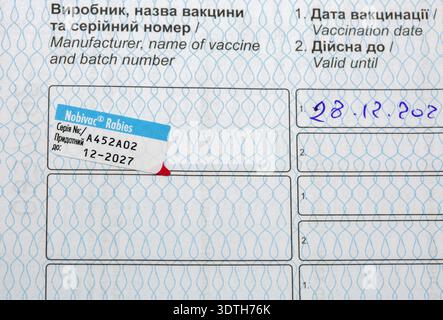 Kiev, Ucraina - 26 gennaio 2026: Primo piano del certificato di vaccinazione ucraino che mostra informazioni sul vaccino per animali domestici antirabbici. La forma blu mostra Nobivac Rabi Foto Stock