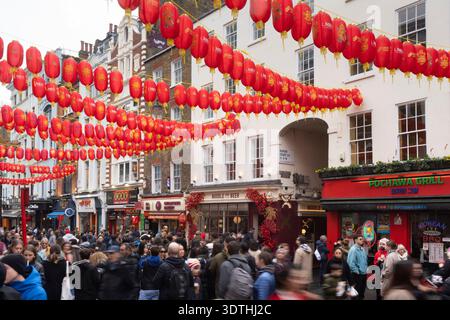 Londra. REGNO UNITO. 22 febbraio 2026. La Chinatown di Londra è adornata da lanterne rosse per le celebrazioni del nuovo anno lunare, attirando folle nei suoi vivaci negozi e ristoranti. Foto Stock