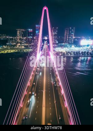 Moderno ponte sospeso di Thu Thiem su Saigon con illuminazione colorata a LED al neon, prospettiva simmetrica e design, ho Foto Stock