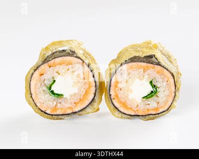 Bicchierino di due involtini di sushi tempura fritti con formaggio cremoso al salmone. Stuzzicanti piatti giapponesi su uno sfondo bianco minimalista. Luce pulita e dai toni alti Foto Stock