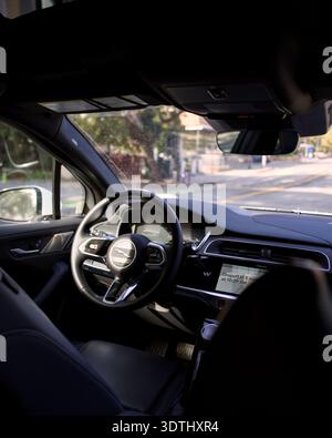 Interni Robotaxi dal sedile posteriore Beverly Hills 27 novembre 2025 Foto Stock