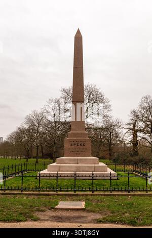 Lo Speke Monument è un monumento classificato di grado II sotto forma di obelisco di granito a Kensington Gardens, Londra, Inghilterra. Foto Stock
