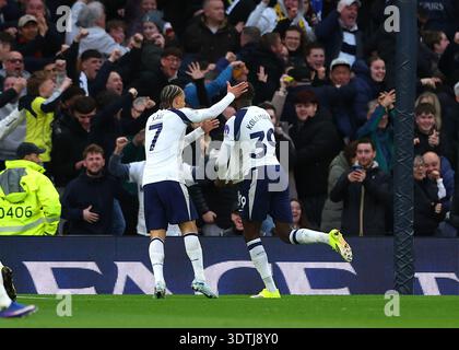Tottenham Hotspur Stadium, London, UK. 22nd Feb, 2026. Premier League Football, Tottenham Hotspur versus Arsenal; Randal Kolo Muani of Tottenham Hotspur celebrates after scoring his sides 1st goal in the 34th minute to make it 1-1 Credit: Action Plus Sports/Alamy Live News Foto Stock
