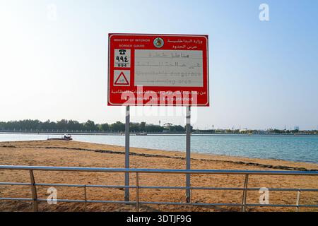 Cartello di avvertimento ufficiale per la pericolosa zona di nuoto a Jeddah Corniche sulla costa del Mar Rosso in Arabia Saudita Foto Stock