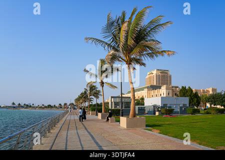 Jeddah Corniche, una passeggiata sul lungomare sulla costa del Mar Rosso in Arabia Saudita Foto Stock