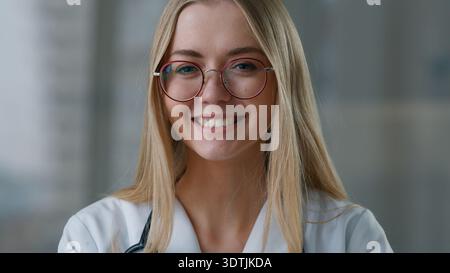 Webcam vista ritratto sorridente positivo donna caucasica ragazza dottore donna parlare guardando la macchina fotografica felice conversazione medico vlog online video chiamata Foto Stock