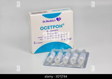 Kiev, Ucraina - 26 gennaio 2026: Osetron ondansetron sterile iniezione medicine di Dr. Reddys Laboratories con fiale su sfondo bianco. Pharmac Foto Stock