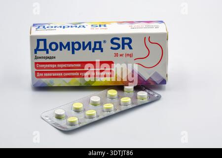 Kiev, Ucraina - 26 gennaio 2026: Confezione di domperidon compresse di farmaci antiemetici in blister. Concetto farmaceutico di assistenza sanitaria, tr Foto Stock