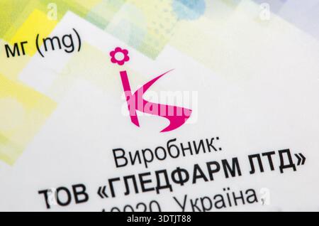 Kiev, Ucraina - 26 gennaio 2026: Primo piano degli imballaggi farmaceutici con il logo del produttore Kusum e l'etichettatura Ucraina. Industria farmaceutica Foto Stock