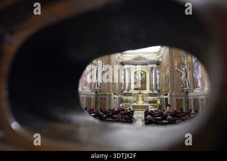 Roma, Italia. 22 febbraio 2026. Papa Leone XIV partecipa agli esercizi spirituali per la Quaresima il 22 febbraio 2026 nella Cappella Paolina in Vaticano alla presenza dei cardinali residenti a Roma e dei direttori del Dicastero. Foto di (EV) Simone Risoluti/Vatican Media/ABACAPRESS.COM credito: Abaca Press/Alamy Live News Foto Stock
