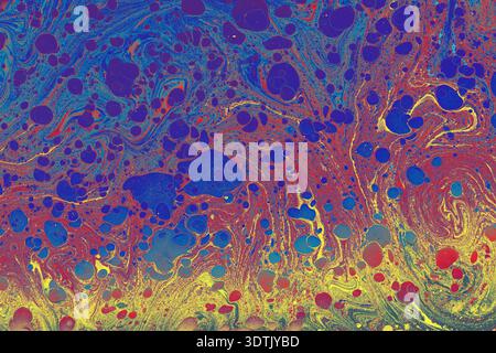 Colorato astratto ebru marmorizzato con fantasie fluide, perfetto per design moderno, stampe, sfondi e sfondi creativi. Foto Stock