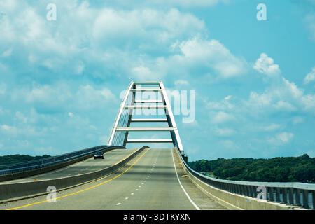 Un'auto che attraversa il moderno arco del Lake Barkley Bridge nel Kentucky occidentale durante il mese di luglio. Percorso panoramico che entra nella regione di LBL. Foto Stock