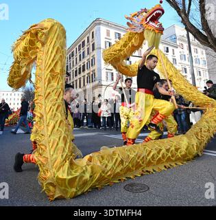 Roma, Italia. 22 febbraio 2026. La gente esegue la danza del drago durante una parata del capodanno cinese a Roma, Italia, 22 febbraio 2026. Crediti: ELISA Lingria/Xinhua/Alamy Live News Foto Stock