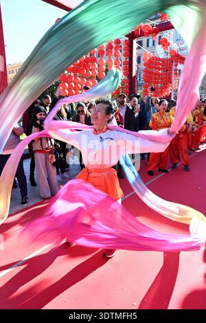 Roma, Italia. 22 febbraio 2026. Una donna si esibisce durante una parata del capodanno cinese a Roma, Italia, 22 febbraio 2026. Crediti: ELISA Lingria/Xinhua/Alamy Live News Foto Stock