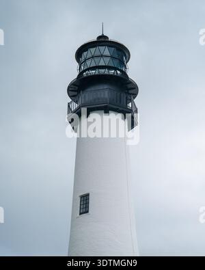 Primo piano del faro di Cape Florida lanterna in ferro nero e balcone con galleria su un cielo grigio coperto a Key Biscayne, Florida, Stati Uniti. Foto Stock