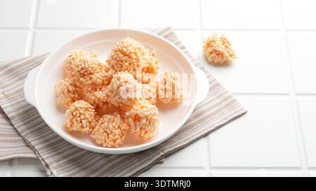 Rengginang o Rice Cracker, spuntini tradizionali indonesiani a base di riso glutinoso, saporito e croccante. Foto Stock