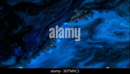 Liquido glitter miscela di vernice defocalizzata flusso blu Foto Stock