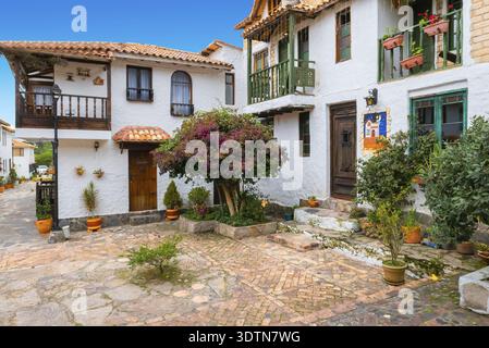 Tenza Colombia 18 maggio tipiche case coloniali con giardino in una zona peatonale del villaggio di Tenza Colombia. Riprese il 18 maggio 2019 Foto Stock