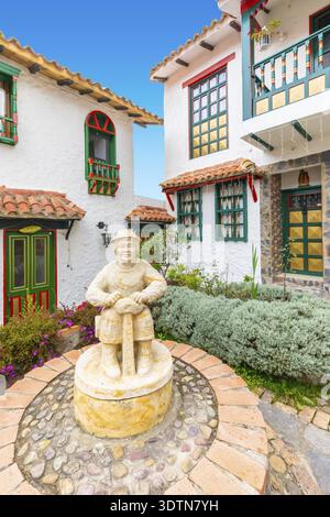 Tenza Colombia 18 maggio tipiche case coloniali con giardino in un'idilliaca zona peatonale del villaggio di Tenza Colombia con una statua che rappresenta Lopez, il Foto Stock
