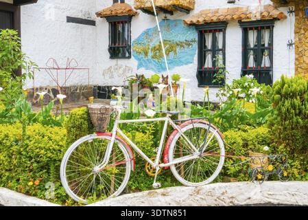 Tenza Colombia 18 maggio tipica casa coloniale con giardino colorato nel villaggio di Tenza Colombia. Riprese il 18 maggio 2019 Foto Stock