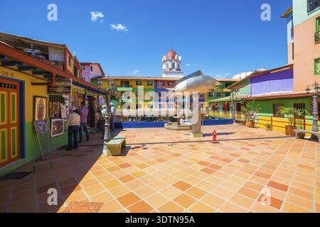 Guatape gennaio 2018 i turisti passeggiano per le strade di Guatape, famosa per la piazza e le sue case colorate Foto Stock